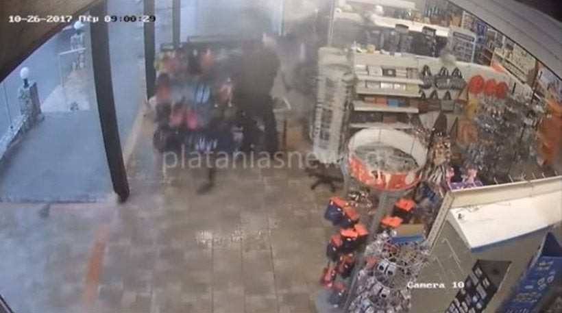 Ανεμοστρόβιλος «χτυπά» καταστήματα στο Μάλεμε Χανίων – Κινδύνεψαν ακόμη και άνθρωποι (βίντεο)